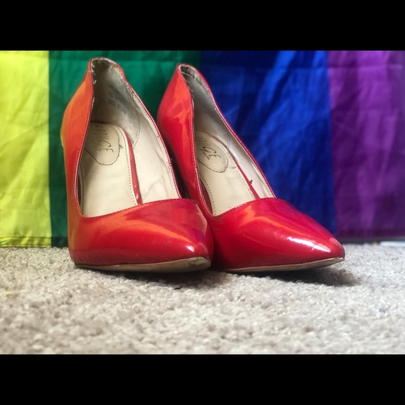 Basic red heels - Picture 3 of 6